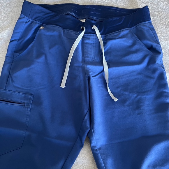 Figs Women's Scrub Set in Blue Rafaela M and Zamora L Petite - Picture 5 of 10